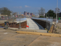 844271 Gezicht op de aanleg van een tunnel voor de HOV-busbaan onder het verkeersplein in de Koningin Wilhelminalaan te ...